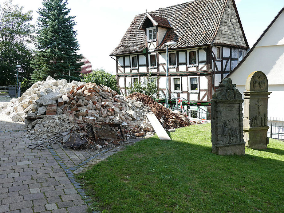 Bauschutt auf dem Kirchhof (Foto: Karl-Franz Thiede)
